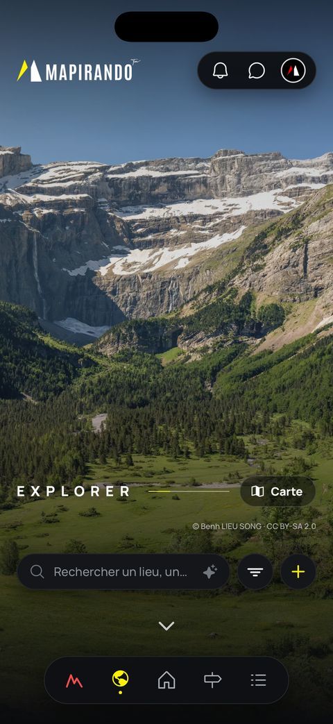 La première page d'Explorer : une photo plein écran de montagne, la recherche et les filtres